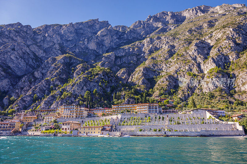 意大利 Limone Sul Garda 附近的加尔达湖和特伦蒂诺阿尔卑斯山